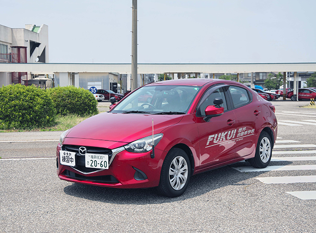 スタイリッシュな教習車